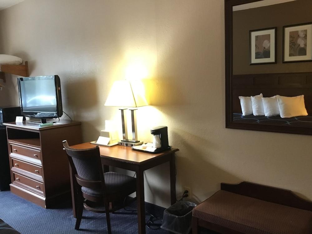 Super 8 By Wyndham Manchester Airport Bagian luar foto